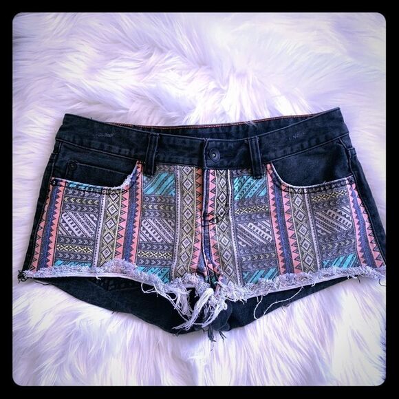 Billabong Black/Multicolor Aztec Print Denim Shorts Size 26 - Picture 1 of 4